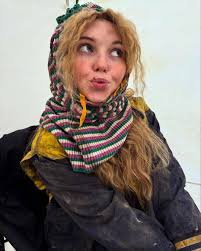 Which blonde actress should play Stephanie Brown/Spoiler?