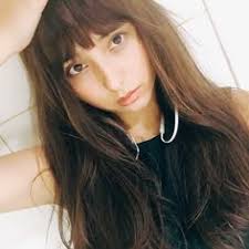 見ただけではわからないtシャツの進化を、触れて、着て、感じてください。 暑い日も一枚でキマる、tシャツラインナップをご紹介 リラックスの中にも、エレガンスが欲しい。 美しいシルエットとリラックスできる、はき心地。 ブラトップ特集. 13 Nicole Ideas Nicole Fashion Cute Girl With Glasses