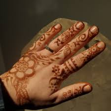 Blog gambar henna hadir untuk anda termasuk didalamnya ada gambar tangan yang dihenna. Hire Peace Bee And Rainbow Song Henna Henna Tattoo Artist In Franklin Massachusetts