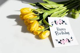 Attenzione però al messaggio che si veicola perché, come detto, ogni tipologia di fiore racchiude un mondo. Foto E Immagini Stock Royalty Free Luce Del Sole Su Tulipani Gialli Vicino Al Biglietto Di Auguri Con Scritte Di Buon Compleanno Su Bianco