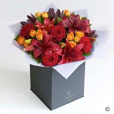 A Celebration Of The Warmest Most Vibrant Natural Colours This Magnificent Vera Wang Bouquet Is A Striking Statement Piece The Scarlet Large Headed R With Images Viragok