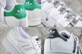 Erstmals wurde der adidas superstar 1969 releast, um all den basketballspielern dieser welt auf diesen schuh sollte jeder tragen! Swarovski Verpasst Den Kult Sneakern Von Adidas Ein Glitzer Make Over Adidas Adidas Sneaker Hosenanzug Damen