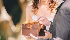 Sebagai tetamu, menjadi kemestian untuk membawa hadiah untuk mempelai. Hadiah Untuk Tetamu Perkahwinan Dari Pengantin Baru 18 Gambar Idea Untuk Hadiah Perkahwinan Asal Dari Pengantin Lelaki Dan Perempuan
