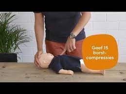 De reanimatie wordt uitgevoerd door 1 hulpverlener met gebruik van de aed видео officiele demonstratievideo reanimatie kind met ae. Hoe Reanimeer Je Een Baby 24baby Nl