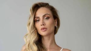 Stars, die einen Abschluss haben: Carmushka