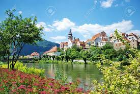 La storia ricerca, conoscenza, è la disciplina che si occupa dello studio del passato tramite l'uso di fonti, cioè di documenti, testimonianze e racconti che possano trasmettere il sapere. Immagini Stock Frohnleiten Piccola Citta Al Di Sopra Del Fiume Mur In Stiria Austria Image 18834569