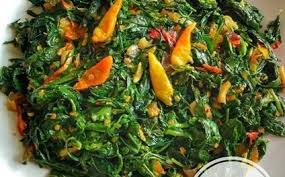 Masakan sayur daun singkong ini sangat cocok untuk anda yang sedang diet atau sedang memprogram makanan sehat untuk keluarga. Menu Pedas Tumis Daun Singkong Paling Enak Disantap Dengan Nasi Hangat