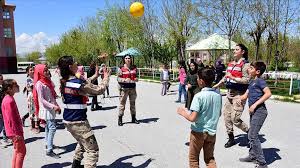 +90 536 920 09 54. Kadin Askerler Koy Cocuklarinin Oyunlarina Ortak Oluyor