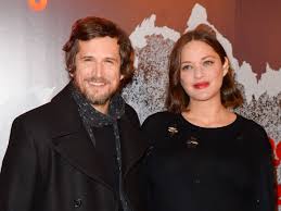 Jeune cavalier prometteur, il arrête la discipline à la suite d'une mauvaise chute, pendant plusieurs années, avant de reprendre les. Coup De Foudre En Tournage Marion Cotillard Et Guillaume Closer