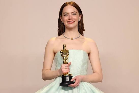 Emma Stone theo đuổi phong cách tối giản nhưng tinh tế, trở thành hình mẫu của xu hướng Quiet Luxury trên thảm đỏ.