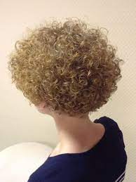 Courte Frisee Chatain Clair Short Curly Hair Short Permed Hair Curly Hair Styles