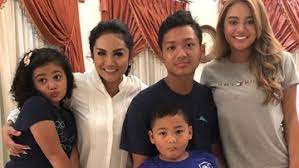 Umur 45 tahun) adalah seorang penyanyi, pemeran, dan politikus indonesia. Aurel Ungkap Alasan Tak Mau Tinggal Bareng Krisdayanti Karena Raul Lemos