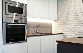 Einbaubackofen Mit Mikrowelle Kombiniert Weisse Fronten Kleine Kuche Mit Insel Einbau Backofen Kuchen Planung Kuche Planen