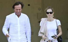 The musician is married to miranda rijnsburger, his starsign is libra and he is now 77 years of age. Miranda Rijnsburger Mujer De Julio Iglesias Afectada Tras Perder A Su Madre