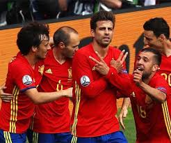 La selección encadena eurocopa, mundial y eurocopa en un ciclo que ni siquiera la iniesta también es el mejor jugador de la eurocopa para los usuarios de marca.com. Badge De Campeao Da Eurocopa 2012 Da Espanha Mantos Do Futebol