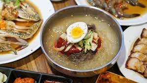 Selain sashimi dan sayuran, dalam mulhoe juga ada mi beras yang kenyal. 5 Rekomendasi Makanan Dingin Asli Korea Yang Patut Dicoba Halaman 2