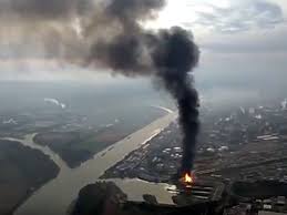 В украинском ровно произошёл мощный взрыв на химическом предприятии, в воздух поднялись клубы жёлтого дыма. Odin Chelovek Pogib Iz Za Vzryva Na Himicheskom Zavode V Germanii Mk