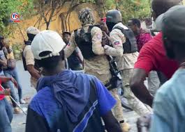 Mezanmi gade aksyon polisye yo, yo gen fòs sou pèp la kap revandike dwa yo,  men lè se bandi se kouri yo kouri, si popilasyon an divòse ak Lapolis la se  pou rezon sa, vin gade aksyon polisye yo devan ...