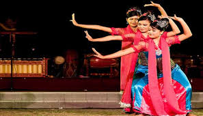 Properti yang digunakan dalam tari remo yaitu sabuk dan keris yang dipakai di pinggang serta dipaha kanan ada slendang yang menggantung sampai kemata kaki. Tarian Tradisional Dari Jawa Barat Dan Penjelasannya Cinta Indonesia