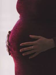 Posisi miring ke arah kiri akan sangat membantu mengurangi tekanan pada organ vital ibu dari rahim yang semakin membesar. 9 Penyebab Nyeri Perut Bagian Atas Saat Trimester Ketiga Kehamilan Kumparan Com