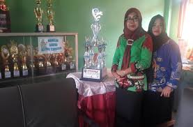 Bapak bupati menyerahkan piala siswa berprestasi bidang akademik. Sdn 12 Gedongtataan Tingkatkan Kreatifitas Dan Prestasi Murid Radar Lamsel