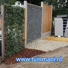 Nieuw Te Bezichtigen Bij Ons Buiten Bij De Showroom Een Erfafscheiding Met Betonpalen Kant Klaar Haag Grindkorfscherm En Een Schutting Tuin Tuin Tuin Ideeen