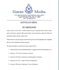 Seorang lelaki ditahan polis semalam, kerana memukul pengawal keselamatan di jalan sepah puteri 5/1 seksyen 5, kota damansara, di sini, disebabkan tidak berpuas hati berkaitan. Facebook