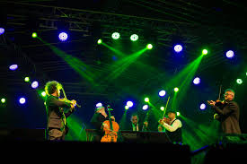El rainforest world music festival (rwmf) es un festival anual de música de tres días sobre la diversidad de músicas del mundo, que se celebra en kuching, sarawak, malasia, con talleres de música diurnos, exhibiciones culturales, exhibiciones de artesanía, puestos de comida y veladas. 7 Reasons Why The Rainforest World Music Festival Should Be On Your Bucket List Travel Earth