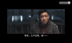 时被追讨赡养费，助理刘倩儿（薛凯琪 饰）超级不靠谱搞丢新片企划。 落魄之际，好友雷永成（雷宇扬 饰）牵线认识广西富二代暴龙哥（郑中基 饰）。 這番話還配上某戲院優先場滿座的截圖，一片紅色，似乎特別有說服力。 看過《低俗喜劇》後，想找. é„­ä¸­åŸº ä½Žä¿—å–œåŠ‡ Whatscap