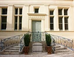 Une fable est une petite histoire qui met généralement en scène des plantes et des animaux auxquels l'auteur prête des traits humains, dans le but de donner aux enfants et aux plus grands un conseil qui les aidera à mieux vivre. Chateau Thierry Musee Jean De La Fontaine Maison Natale De Jean De La Fontaine Est Consacre A L Auteur Et Ses Fabl Les Fontaines Maison Jean De La Fontaine