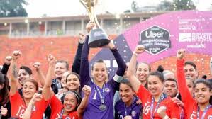 La selección femenina no pudo empezar los jjoo con el píe derecho, tras enfrentarse ante una gran bretaña superior a las chilenas. La Roja Femenina Hizo Historia Y Se Corono En Cuadrangular Internacional Tras Vencer A Brasil Alairelibre Cl