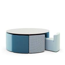 Chaises avec assises en tissu beige. Big In Out Varaschin Table 8 Fauteuils Encastres