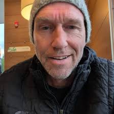 Lilo is constantly bringing smiles to other hikers — especially when she's  wearing her bandana and her Corgi goggles, or "coggles."