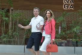 Os amigos de boninho aproveitaram para desejar boa sorte. Mais Magro Boninho Vai A Shopping Com Ana Furtado E A Filha Isabella Fotos R7 Famosos E Tv