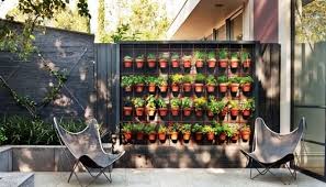 Anda bisa membuat bingkai foto unik sendiri lho untuk membuat rumah nampak lebih menarik. Desain Taman Kecil Untuk Lahan Sempit Di Halaman Rumah Anda