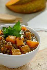 Aggiungiamo zucca, lenticchie, paprika se piace e brodo vegetale. Zuppa Di Lenticchie E Zucca