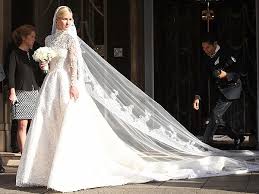 Nicky Hilton S Wedding Dress Has An Epic 10 Ft Train See The Sketch And Paris Hilton S Blue Bridesmaids Dress Beruhmte Hochzeitskleider Kleid Hochzeit Hochzeitsfeier Ideen