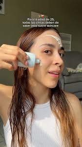 1. La hidratación lo es todo. Toma agua y utiliza serums hidratantes, la  piel seca envejece mas rápido., 2. SPF no es negociable, utilizalos todos  los días y no olvides reaplicarlo cada 3-4 horas., 3. ...