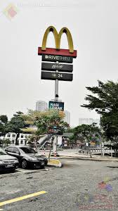 Di situlah anda makan, minum, bersin, tertumpah kopi, atau najis si kecil dan mengusung kasut berselut atas karpet. Merayau Johor Bahru