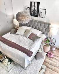 Romantisch Eingerichtetes Schlafzimmer Mit Luxus Boxspringbett In Grau Lampe Mit Federn Kissen In Den Farben Weiss Beige Beere Und Zimmer Dekor Schlafzimmer