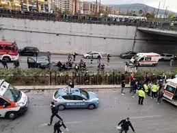 Un giovane di 24 anni è rimasto gravemente ferito stamattina in un incidente sulla palermo sull'incidente indagano i carabinieri di lercara friddi, che hanno eseguito i rilievi per accertare le. Incidente In Viale Regione A Palermo Perde La Vita Una Ragazza Di 21 Anni E Sei Feriti Risoluto