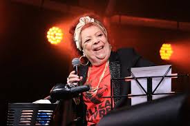 Velório de beth carvalho teve samba e músicos agradecendo o apoio da artista. Velorio De Beth Carvalho Teve Samba E Musicos Agradecendo O Apoio Veja