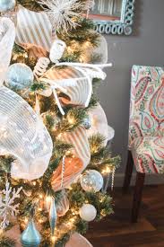 It can be used in a bedroom, living room, kitchen, hallway, entryway, foyer, entryways, etc. How To Decorate A Christmas Tree From Start To Finish The Easy Way Re Fabbed