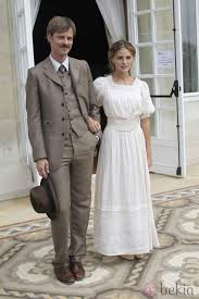 La ficción, ambientada en 1905, estará ubicada en la campiña inglesa, concretamente en el hotel que da. Eloy Azorin Y Amaia Salamanca En La Presentacion De Gran Hotel Yon Gonzalez Y Amaia Salamanca Presentan La Serie Gran Hotel Foto En Bekia Actualidad
