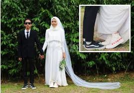 Pastu mereka terdengar pulak pengantin lelaki. Pengantin Pakai Kasut Sniker Kena Kutuk Ada Yang Kata Kami Boleh Bertahan Enam Bulan Sahaja Viral Mstar