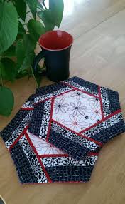 matelasse hexagone mug tapis lot de 2 noir blanc et rouge etsy mug rugs mug rug patterns placemats patterns