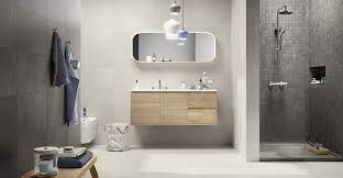 La douche, parée d'une mosaïque grise sur un pan de mur, fait face au meuble vasque en bois, discret. Salle De Bain Grise 10 Idees De Salle De Bains Grises