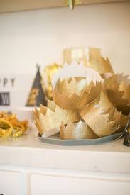 Easy Ideas And Decorations For A Family New Year S Eve Party New Years Eve Decorations Family New Years Eve Diy New Years Eve Decorations