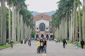 It consists of 11 colleges, 56 departments, 111 graduate institutes. å°ˆæ–‡ ä»Šæ—¥ä½ ä»¥å°å¤§ç‚ºæ¦® æ˜Žæ—¥å°å¤§ä»¥ä½ ç‚ºæ¦® æ°'å ±taiwan People News