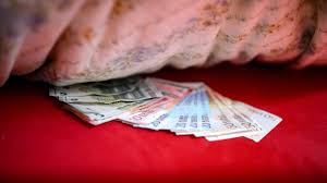 Heimarbeit geld verdienen von zuhause geld verdienen geld verdienen im internet youtube geld hausorganisations tipps berufliche motivation geld von zu hause schnelles geld blog starten. Viele Deutsche Horten Bargeld Zuhause Br24